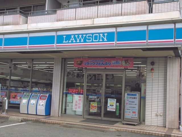 コンビニエンスストア正面 コンビニエンスストア 街中に面した便利な立地の店舗です。日常の忙しさの中で手軽に利用できるので、地域の方には欠かせない存在となっています。