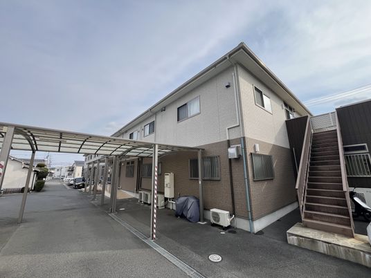 落ち着いた外観の建物