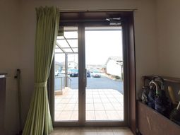 光が差し込む出入口