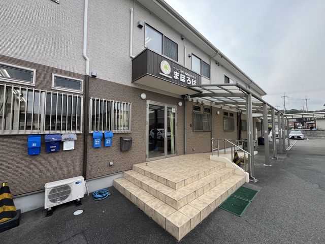 入り口の階段 外観   段差のあるエントランスは、開放的で広々とした雰囲気です。雨の日も安心の屋根付きです。
