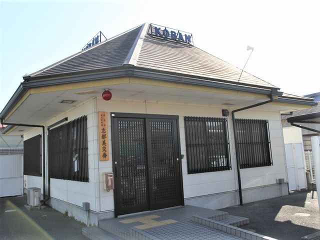 清潔感のある施設の外観 交番 閑静な地域に位置する落ち着いた雰囲気の入り口です。セキュリティも配慮された作りになっており、安心してお過ごしいただけます。
