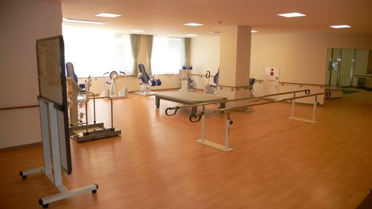 運動機器と手すりがある部屋