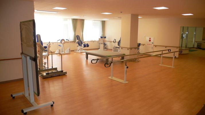 運動機器と手すりがある部屋