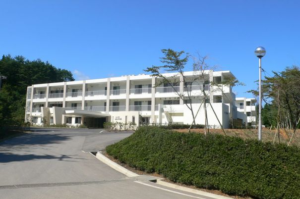 白い建物外観