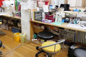 文房具が置かれた椅子付きデスク
