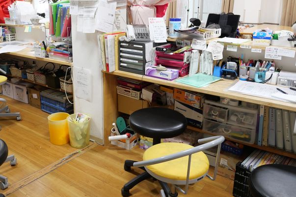 文房具が置かれた椅子付きデスク