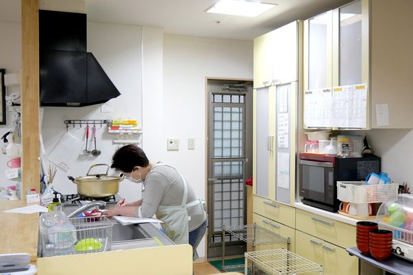 明るい共用キッチン