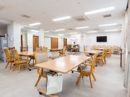 広々とした明るい食堂