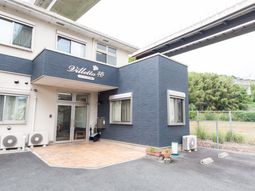 青い外壁の外観