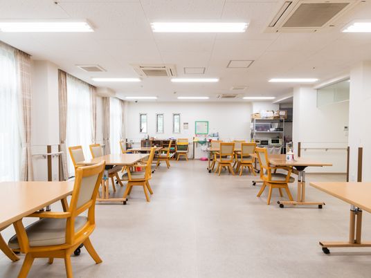 明るい食堂の様子