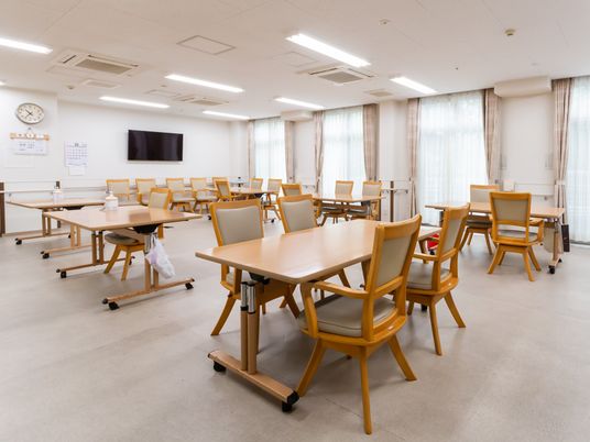 明るい食堂の様子