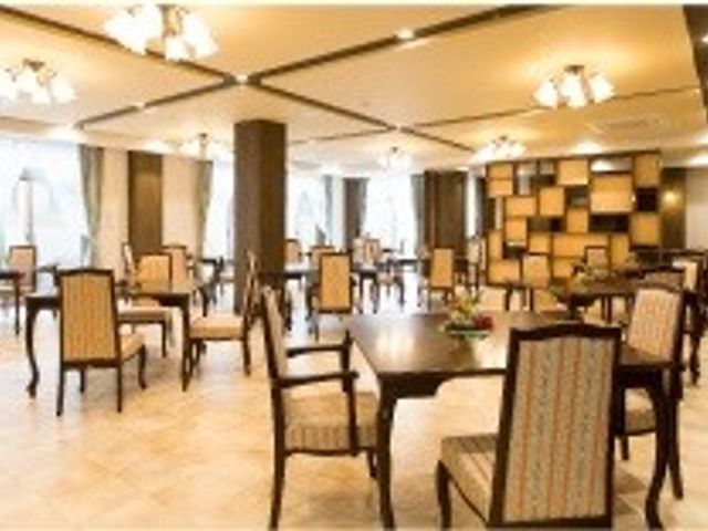 広々としたダイニングの職場 ダイニングルーム 明るく広々としたダイニングルームで、温もりあるサービスを提供するスタッフを募集しています。