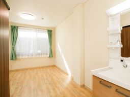 明るい居室の様子