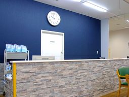 応接エリアの壁と時計