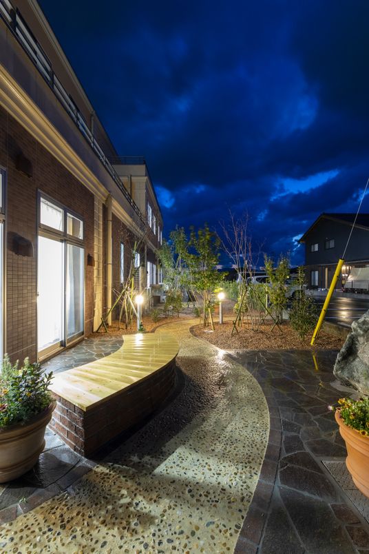 ゆったりとした夜の庭