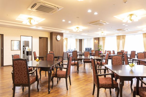 広々とした明るい食堂