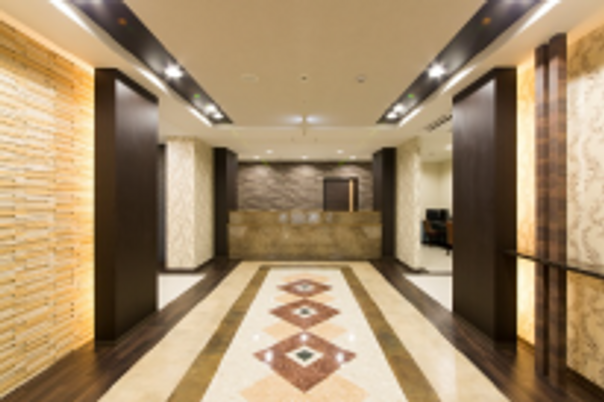 お迎えする明るいエントランス