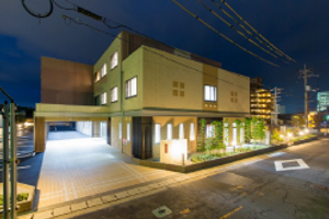 夜景に包まれた施設