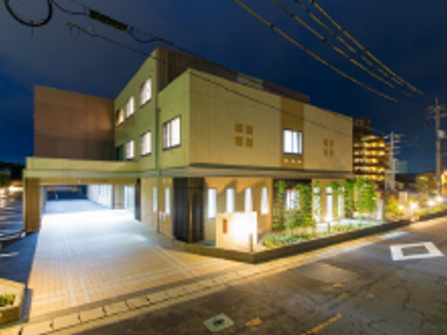 夜景に包まれた施設 外観 夜も明るく照らされるきれいな建物で、心地よい勤務環境が提供されています。