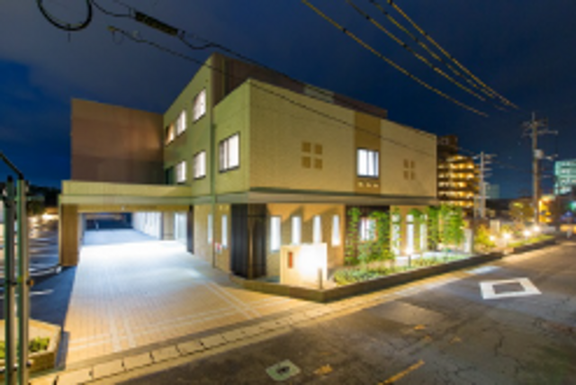 夜景に包まれた施設