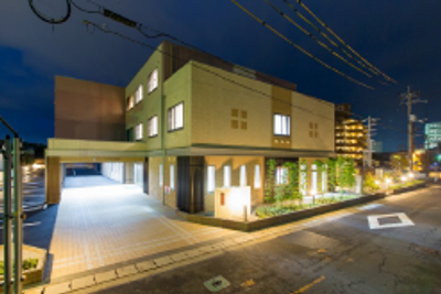 夜景に包まれた施設