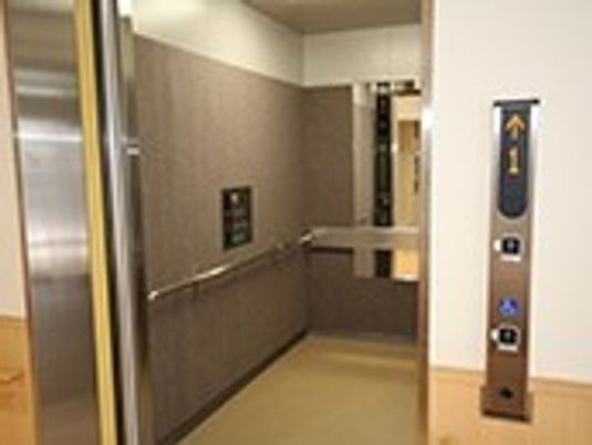 清潔感のあるエレベーターホール