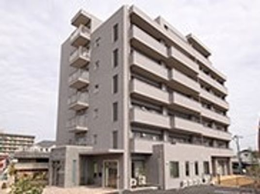 多階層のモダンな建物外観