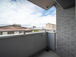 都市の景色が見えるバルコニー