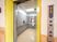 黄色い枠組みで縁取られたエレベーターである。内部は奥行きがあり明るく、壁面に手すりや鏡が設置されている。
