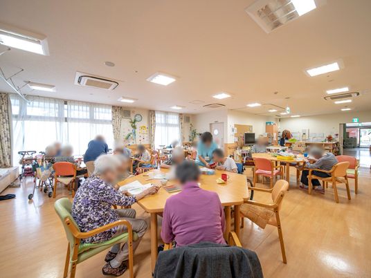 光が差し込む広々ダイニング