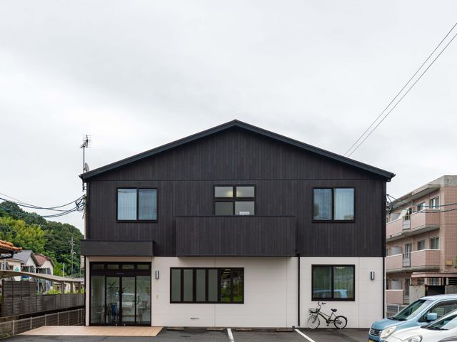 施設外観の建物 外観   落ち着いた色合いの2階建てで、すっきりした印象の建物です。玄関まわりが見え、訪れる方を迎えやすい雰囲気です。