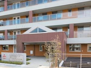 新築そうな多階層建物エントランス