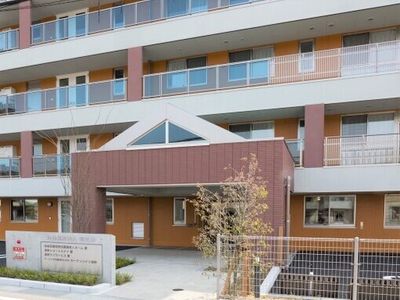 新築そうな多階層建物エントランス