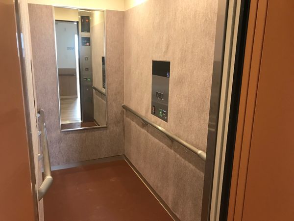 エレベーター前の廊下
