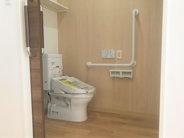 バリアフリーのトイレ トイレ 手すり付きで安全性を考慮した清潔なトイレ空間です。無理なくご使用いただけるよう、配慮が行き届いています。