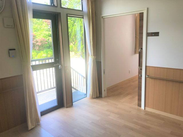 明るい室内とテラス 屋外階段 開放的なテラスへと続く居室で、自然光がたっぷりと射し込む心地よい空間です。プライバシーが守られつつ、四季の移ろいを感じられる設計になっています。