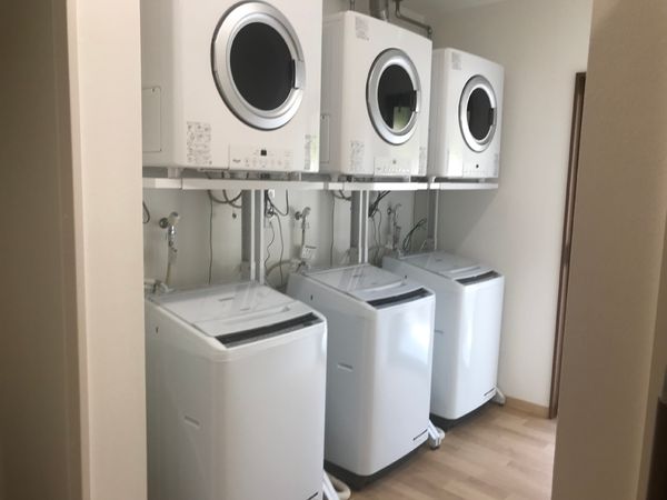 洗濯機並ぶ室内空間