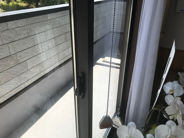 明るい室内から見たバルコニー バルコニー 陽光溢れる部屋の窓から、清潔感あるバルコニーが見えます。花々を愛でながら、穏やかな時間をお過ごしいただける空間です。
