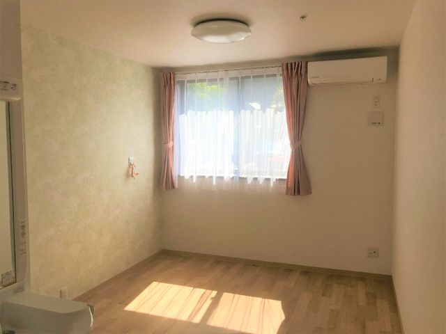 陽当たりの良い居室 居室 日差しが降り注ぐ温もりのある空間です。任されるお仕事には、このような心地よい場所でサポートすることも含まれます。