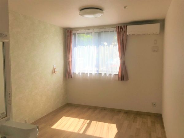 明るい一室の居室