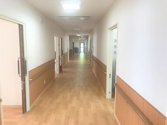 明るく広い廊下