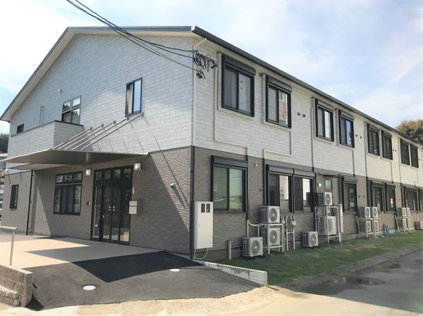 清潔感ある建物のエントランス