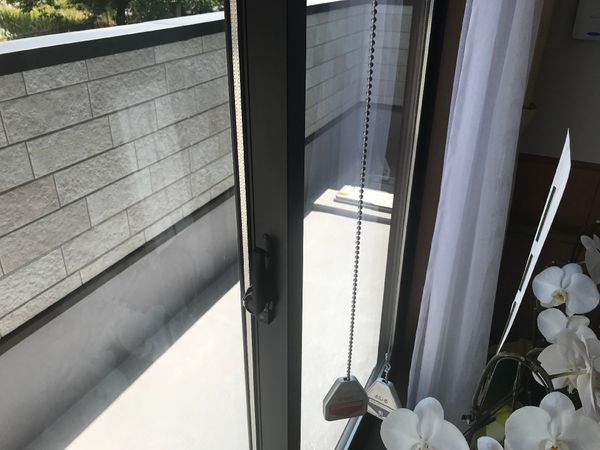 窓辺の花と明かり