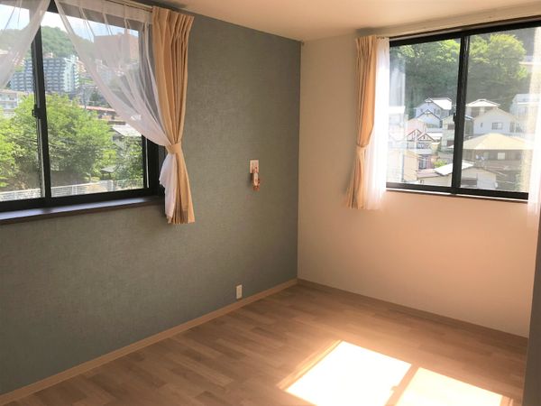 明るい日差しの居室