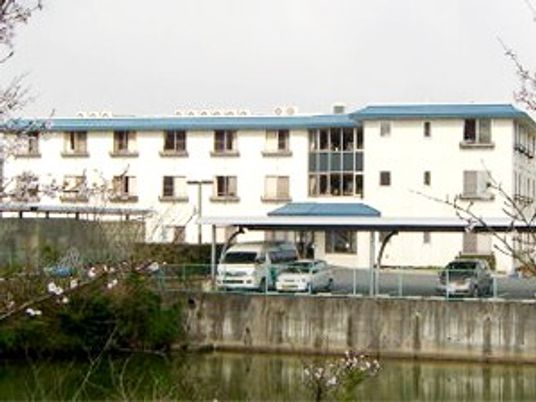 建物外観と駐車場の様子  