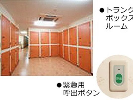 木目調の収納が並ぶ部屋  