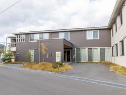 モダンな建物のエントランス