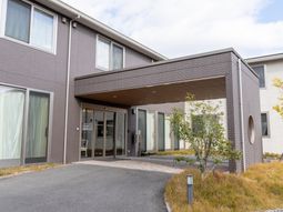 モダンな外観の建物