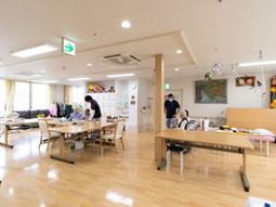 活動室の明るい空間