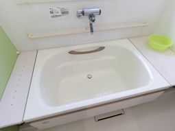 手すり付きの洗面台